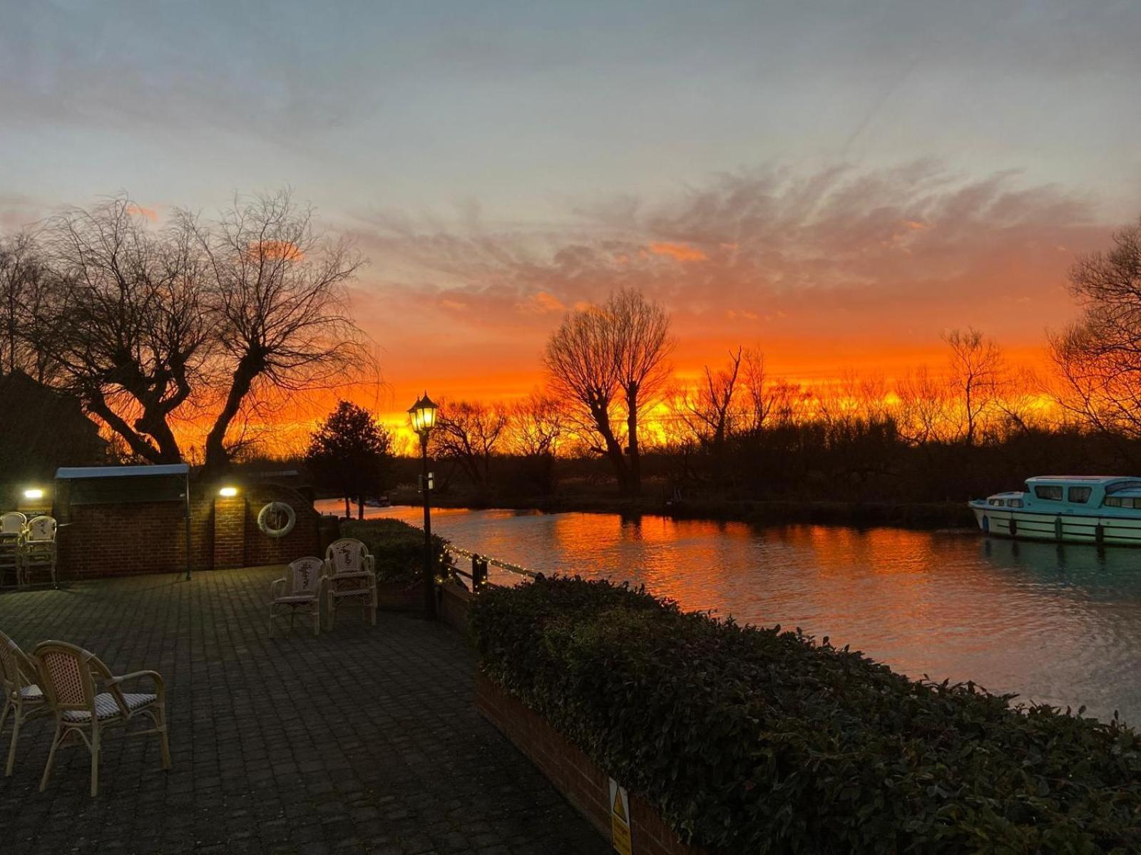 Waveney House Hotel Бекклс Екстер'єр фото